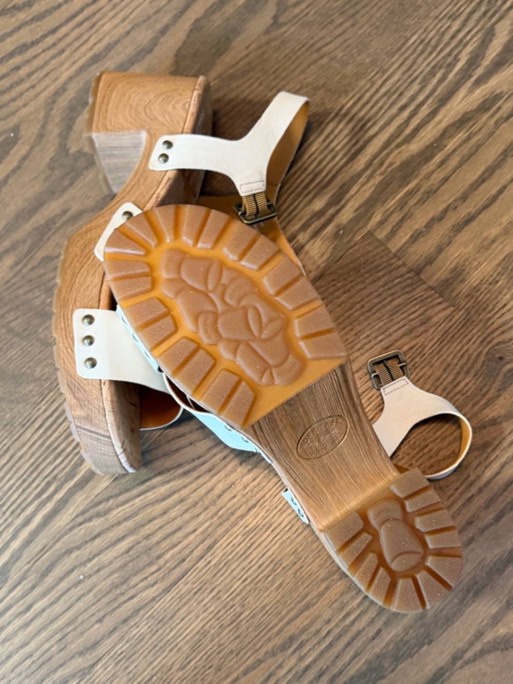 Women's Cream Cross‑Strap Chunky Heel Sandals - Picture 6 of 8